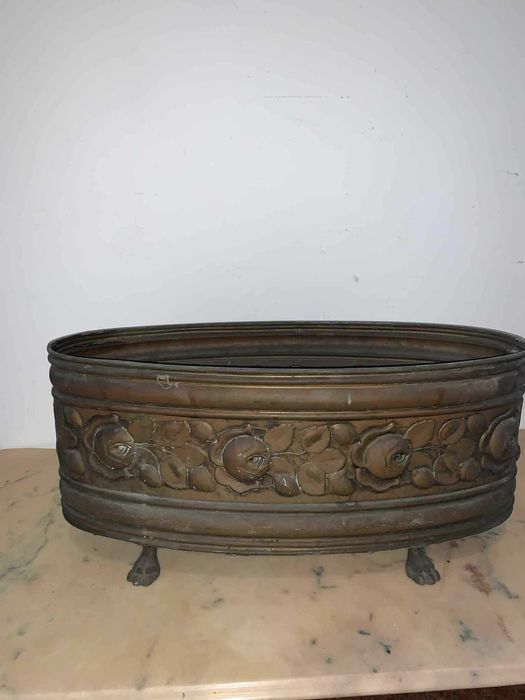 Jardiniere din cupru cu tenta florala batuta manual