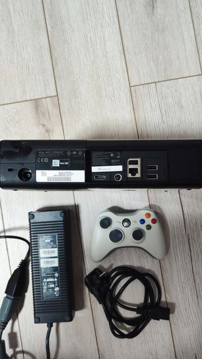 Xbox 360 E 250GB + Controller + Alimentator – Funcțional