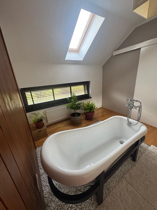 Cadă freestanding vintage–modern + baterie retro cromată + suport lemn