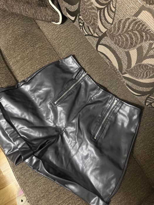 Продавам кожени къси панталони и кожен топ