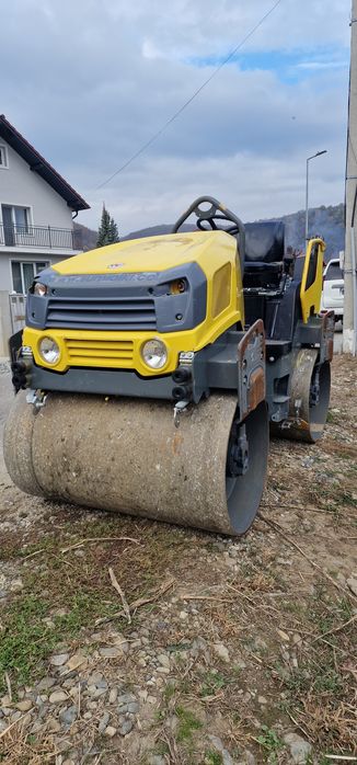 Inchiriez  cilindru compactor