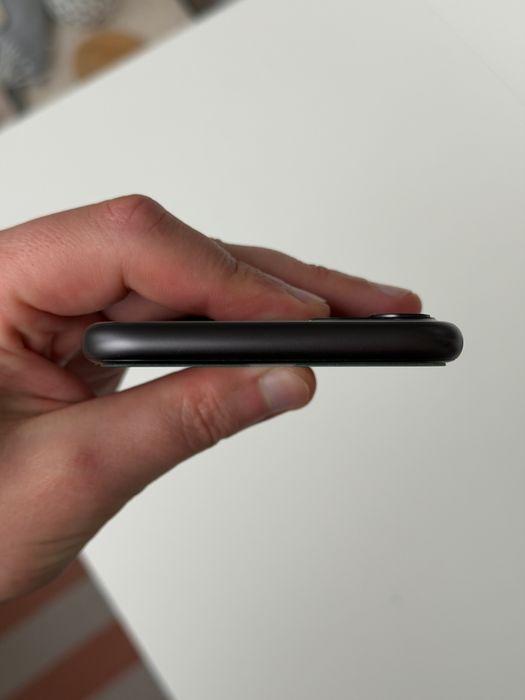 Vand iPhone 11 negru de 64 GB in stare excelenta