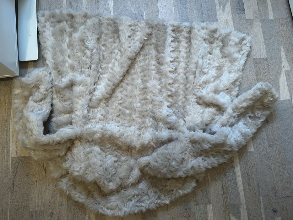 Vand haina blana artificiala, marime S, purtata f putin