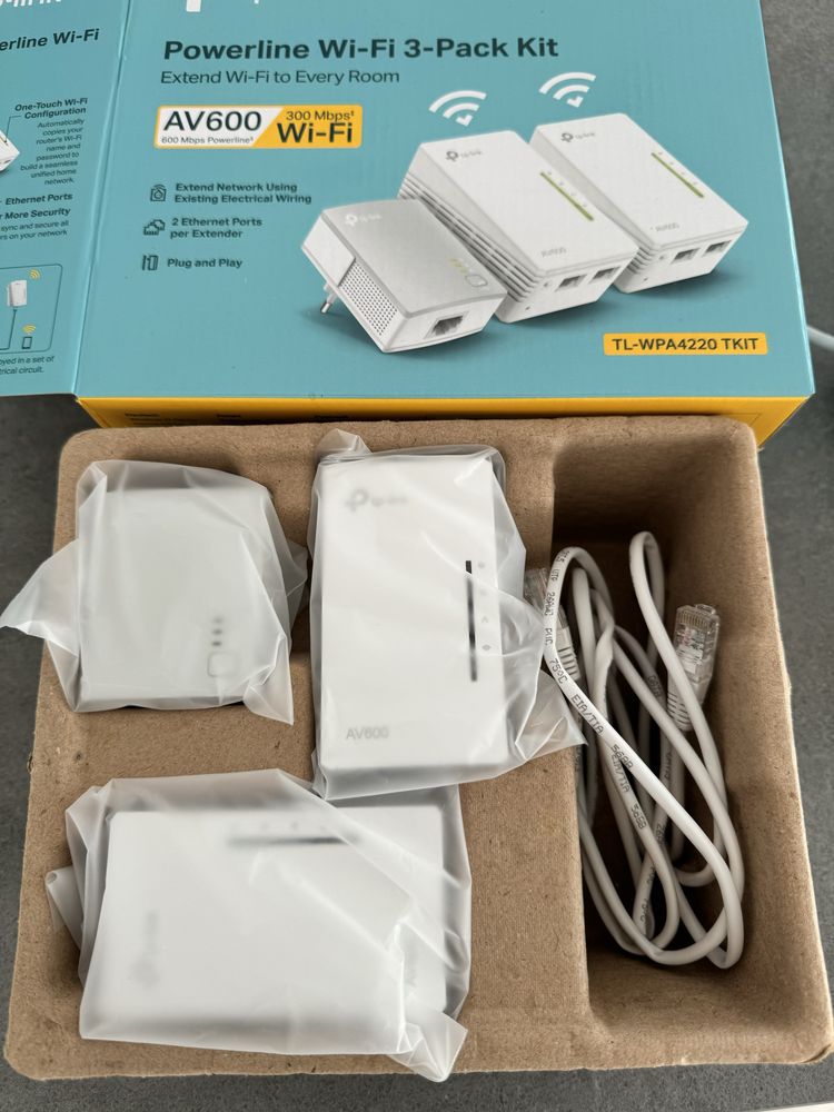 Усилвател на интернет TP Link AV600 TL WPA4220 TKIT Powerline Wi Fi