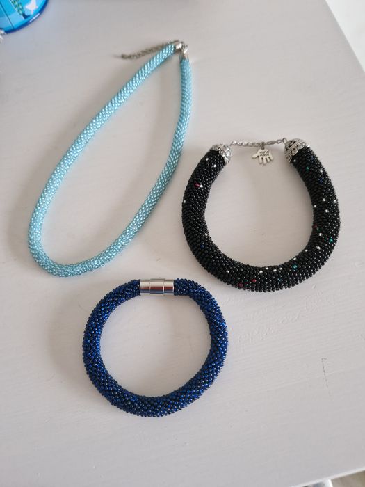 Браслеты и колье из бисера, лариаты