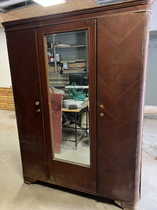 Отдам шкаф самовывоз центр!