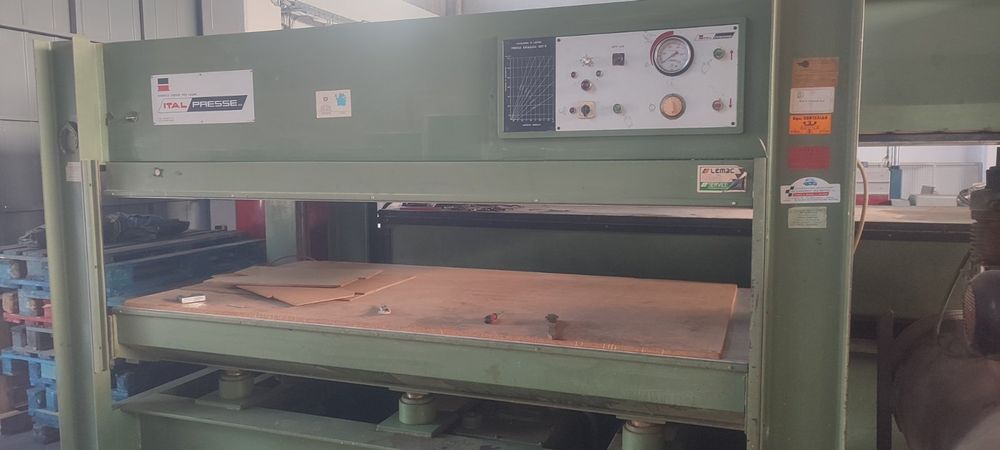 Топла хидравлична преса 2500/1300 с 6 цилиндри