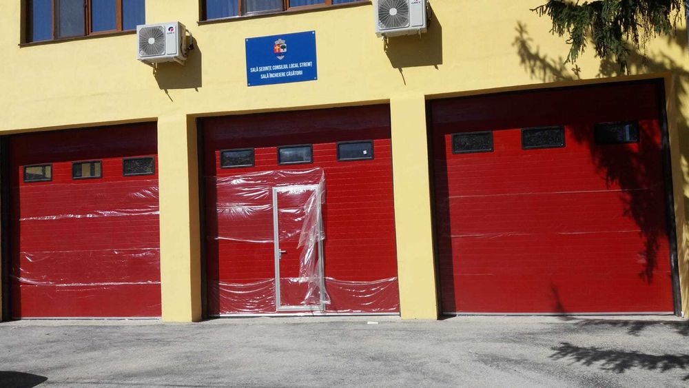 uși de garaj automatizate cu hublouri