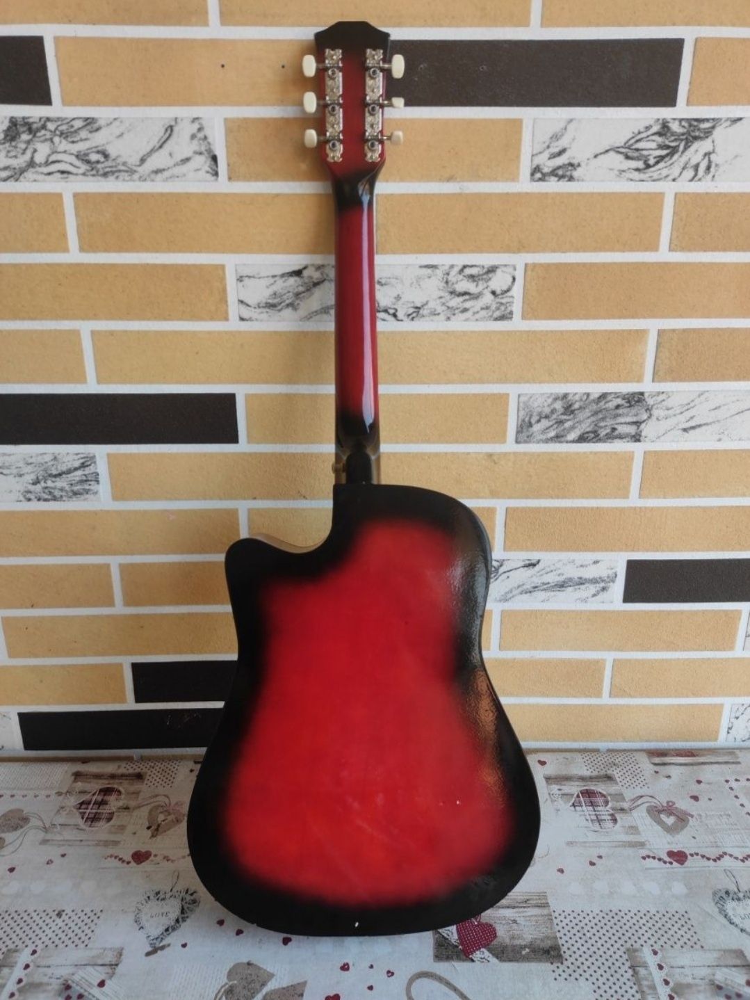Gitara holati alo 38 razmer 600ming kelishtrib beraman