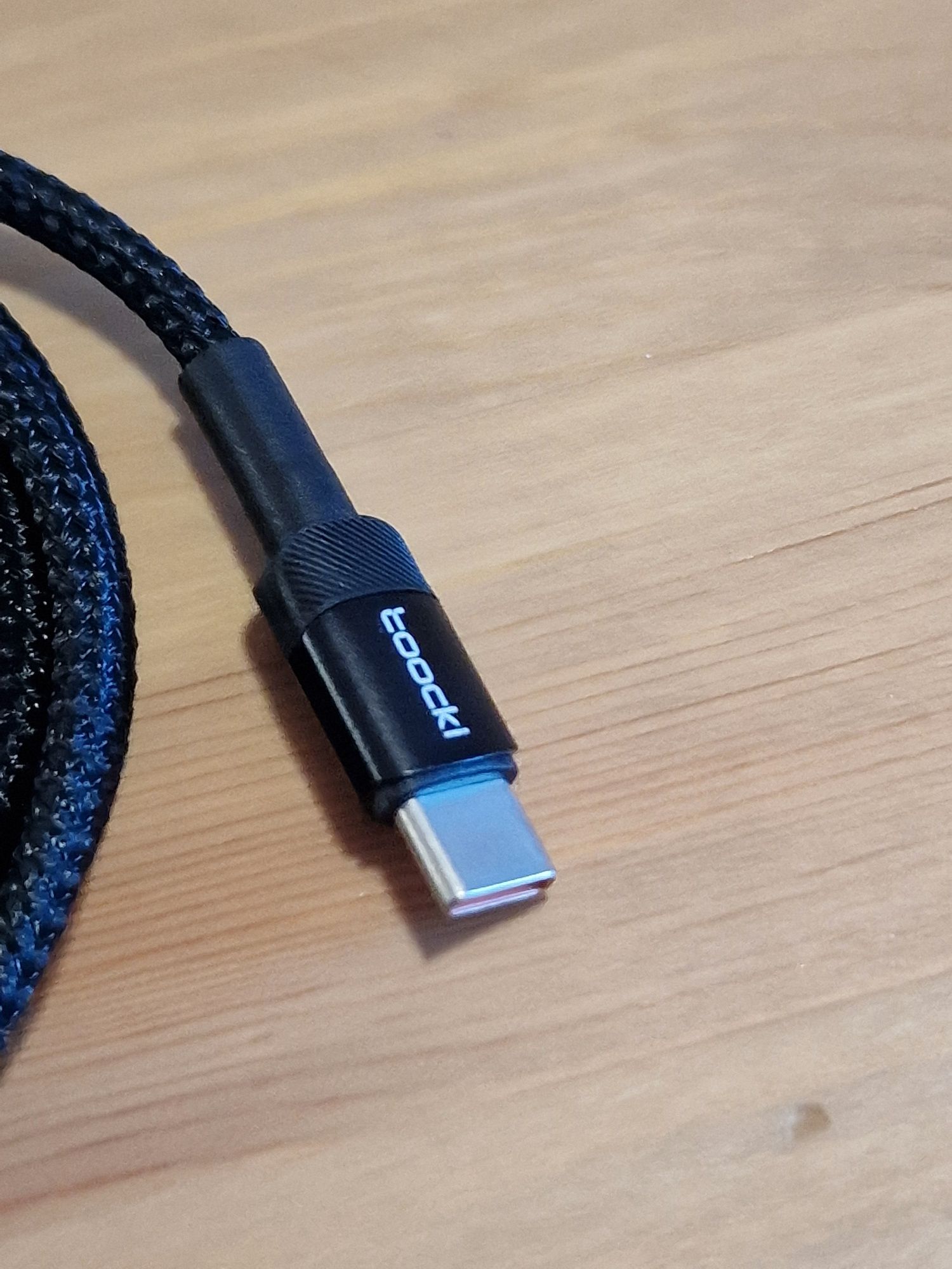 Продавам кабел за зареждане и пренос на данни USB Type-C към Lightning