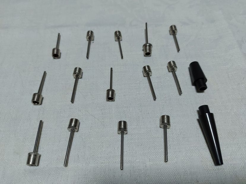 Ace metalice, marime universala, pentru umflat mingi de sport