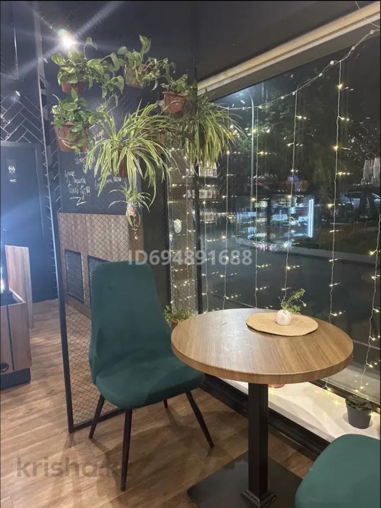 Продаются столы и стулья для кофейни 5 столов и 10 стульев
