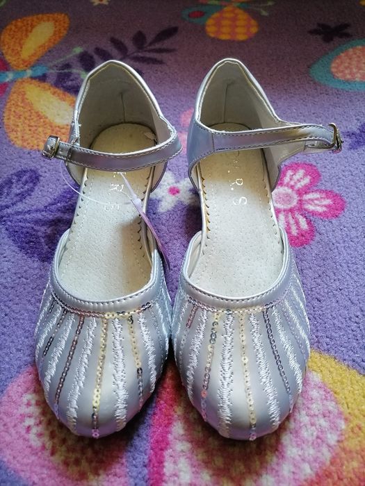 Pantofi argintii mărime 31(19,5 cm interior)