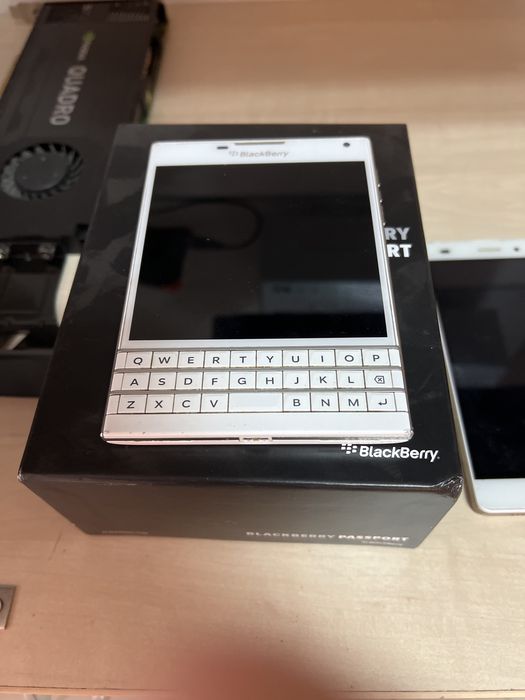 Телефони blackberry passport, iphone se 1gen., huawei p7 lite