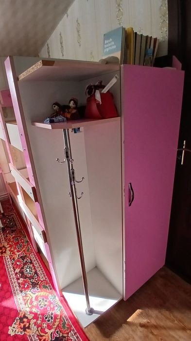 Ikki qavatli krovat stol va stuli bilan. Кровать двухэтажный с столи с