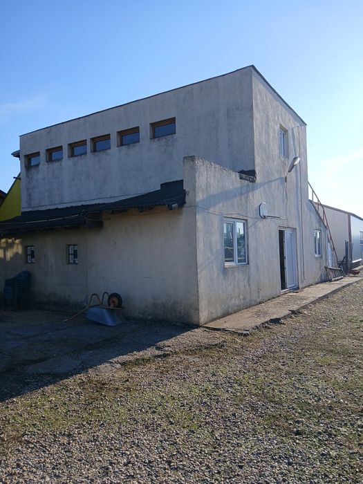 Inchiriez spatiu cazare 3 camere triple  si depozit 250 mp