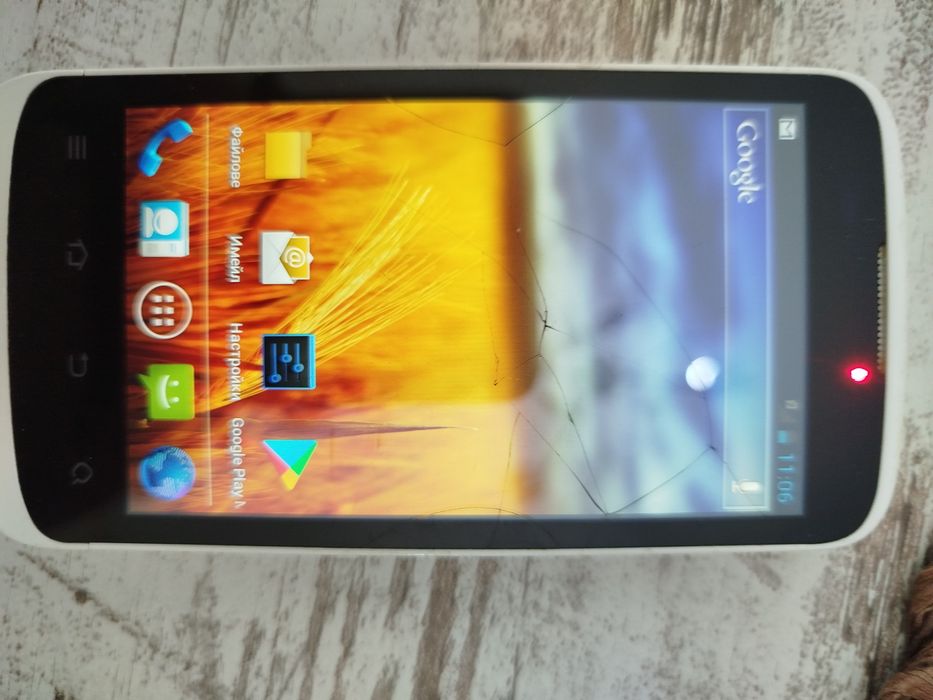 Телефонче ZTE бял