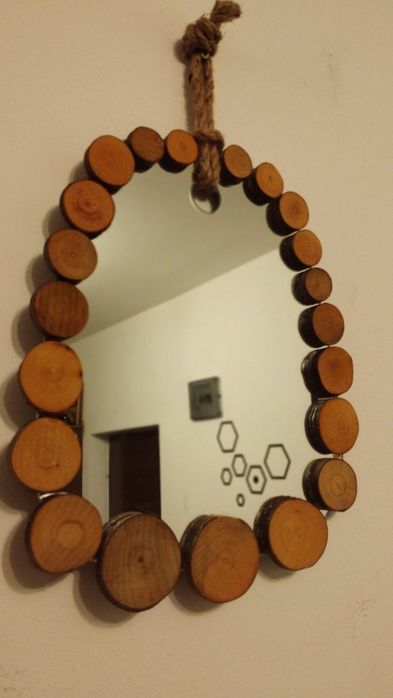 Oglindă rotundă cu ramă decorativă din lemn