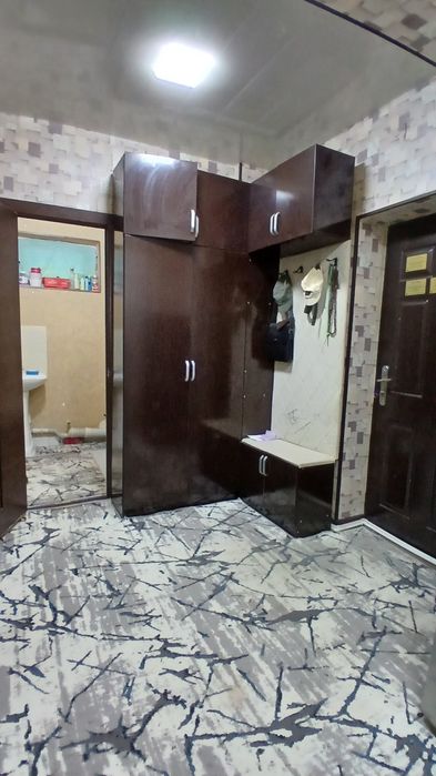 Karmana tumanida 2 xonali shinam uy sotiladi