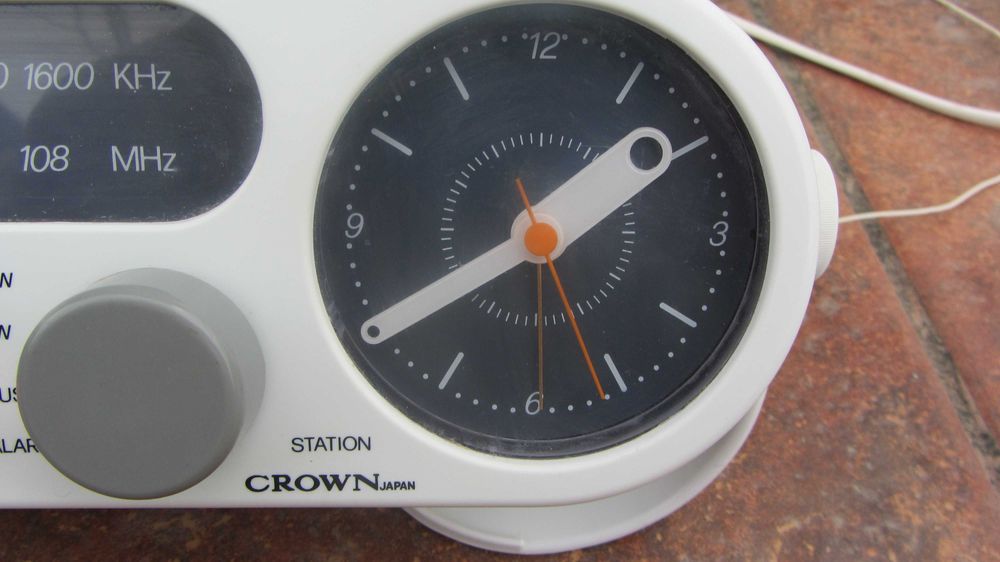 Radio alb cu ceas mare Crown Japan superb deosebit alarma lumina veghe