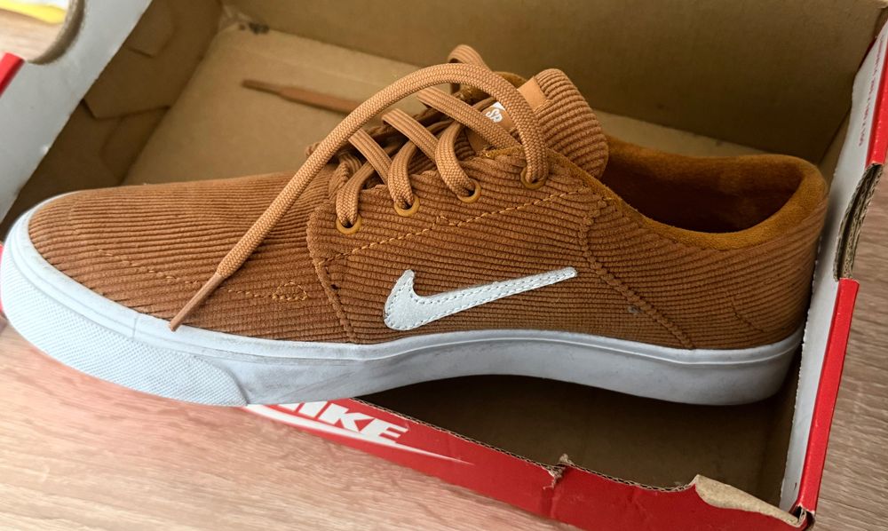 Обувки NIKE………..