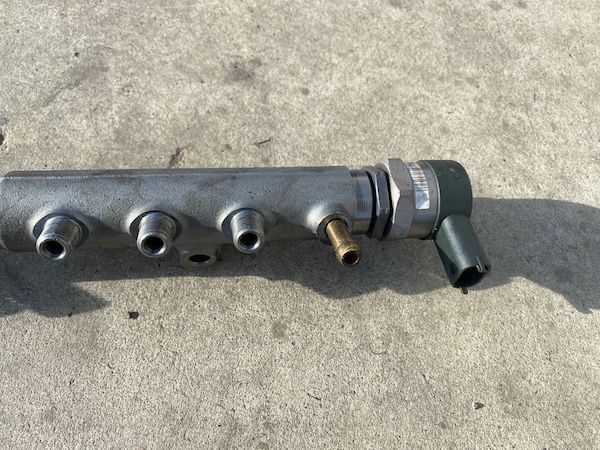 Rampa injectoare 2.4  Volvo S60 S80 V70 XC70 XC90 30777554