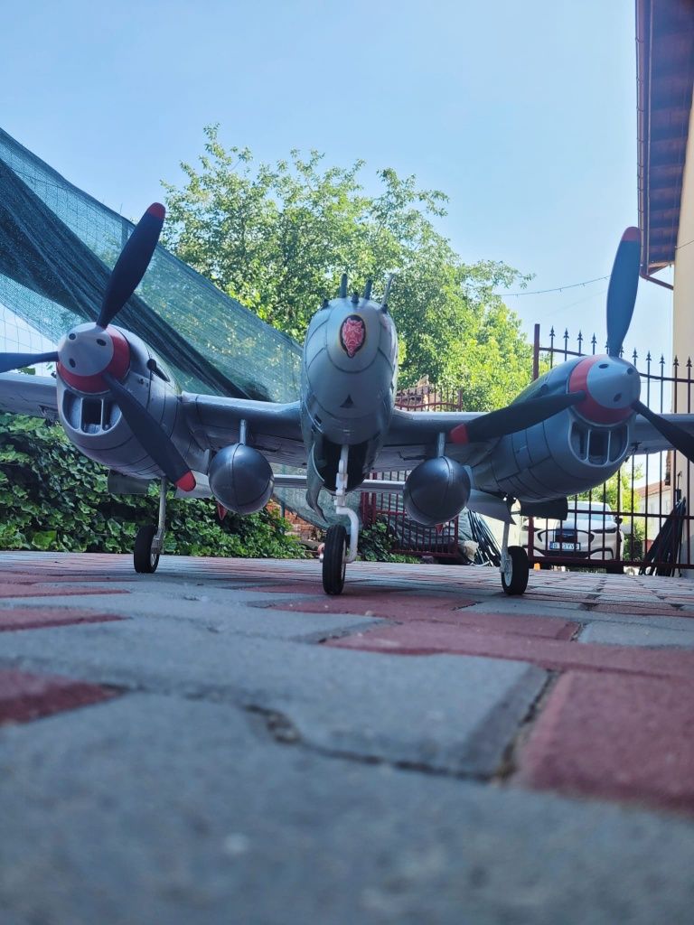 Aeromodel cu radiocomanda P38 1.6m