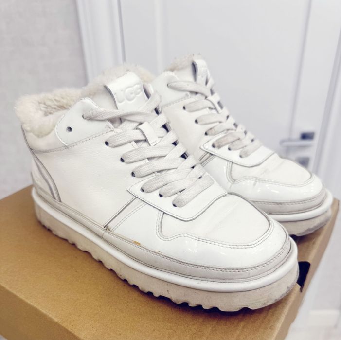 Белые зимние кроссовки UGG