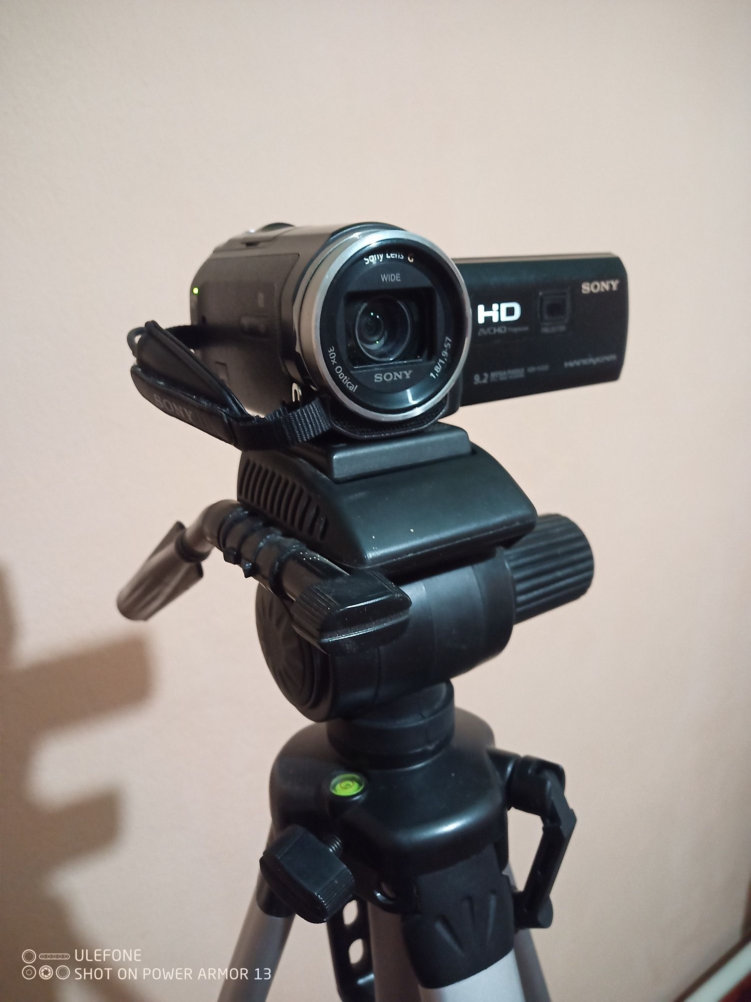 Продам видеокамеру SONY HDR-PJ530E с проектором + штатив Tripod Contin