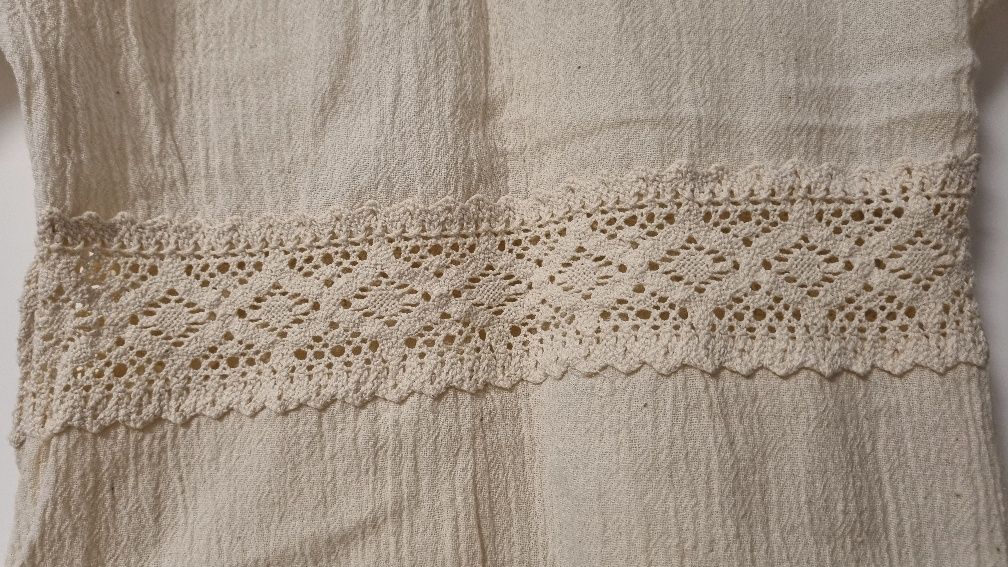 Bluza in cu dantela crosetata manual