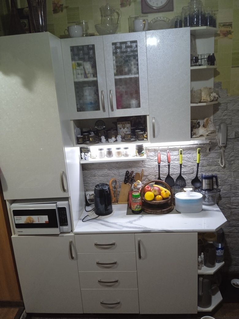 Продается кухонный гарнитур  в комплекте с полками, материал МДФ
