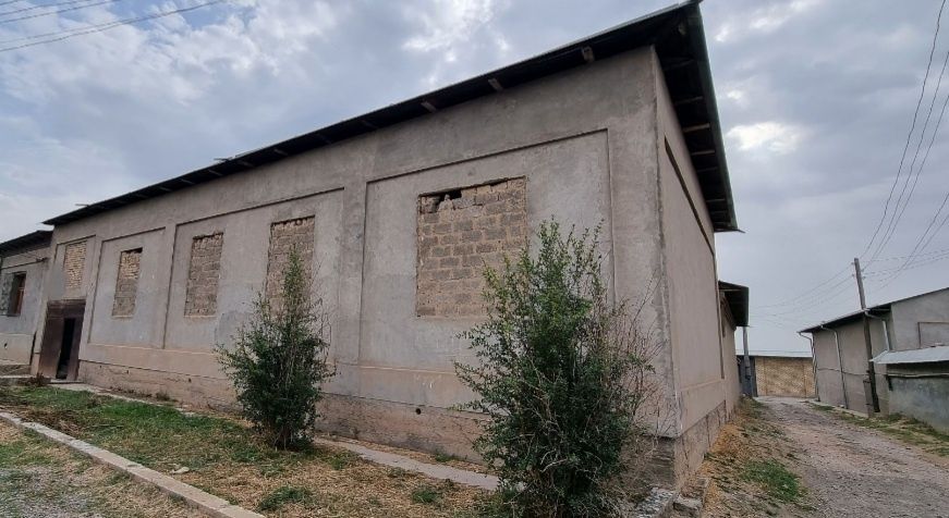 Уй сотилади назарбек дамачи да жойлашкан 8 сот  5 хона + времянка