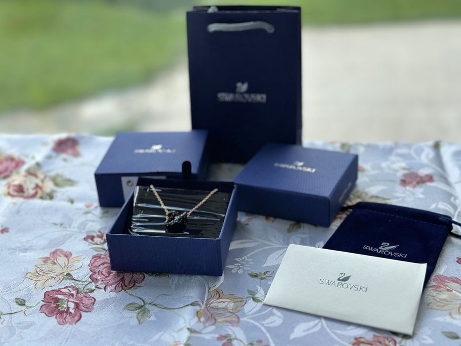 Colier Swarovski Swan lebădă neagra mărime medie cu lănțișor auriu