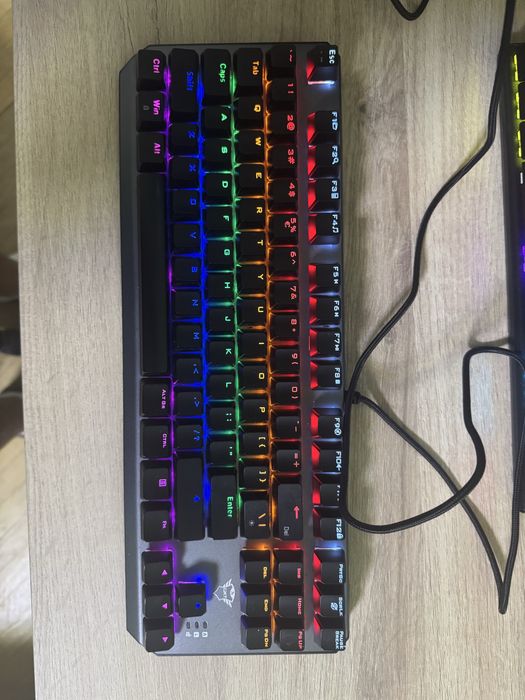 Продавам геймърска клавиатура на Trust