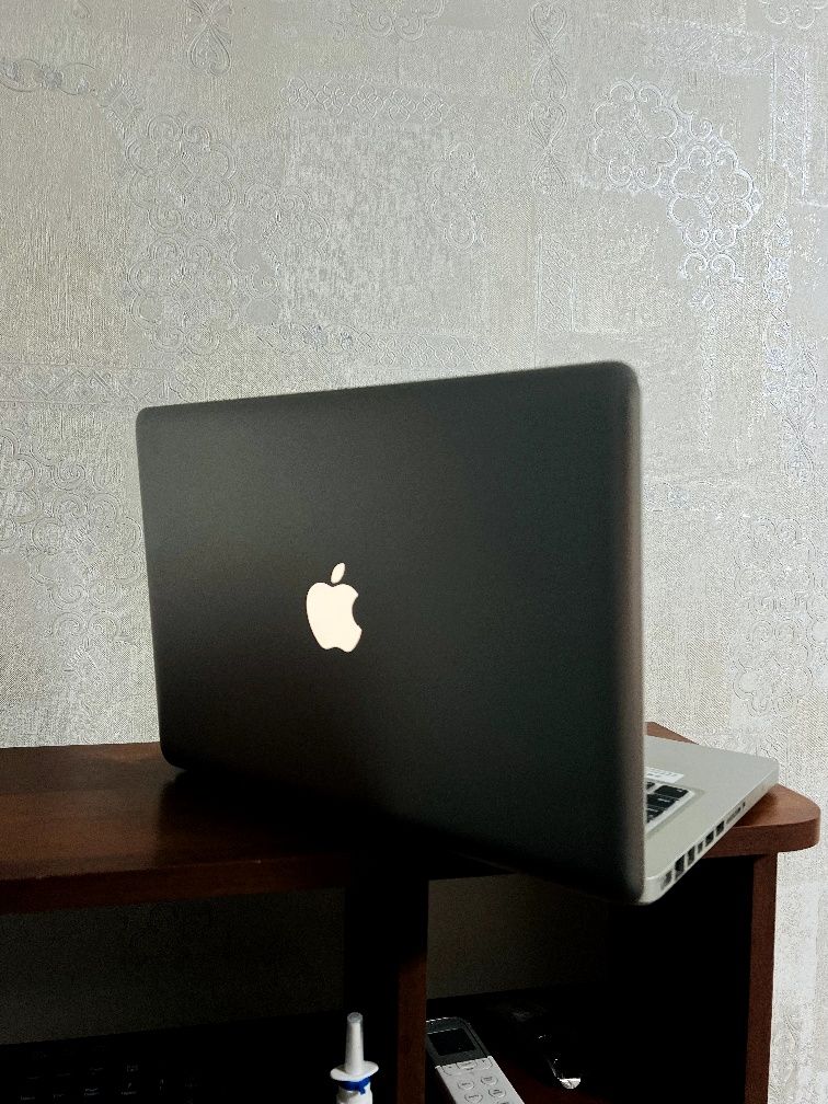Macbook sotiladi Apple