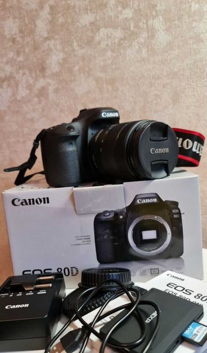 Зеркальный фотоаппарат Canon