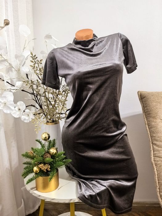 Rochie Zara catifea mărimea M nouă