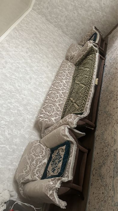 Диван и два кресла.