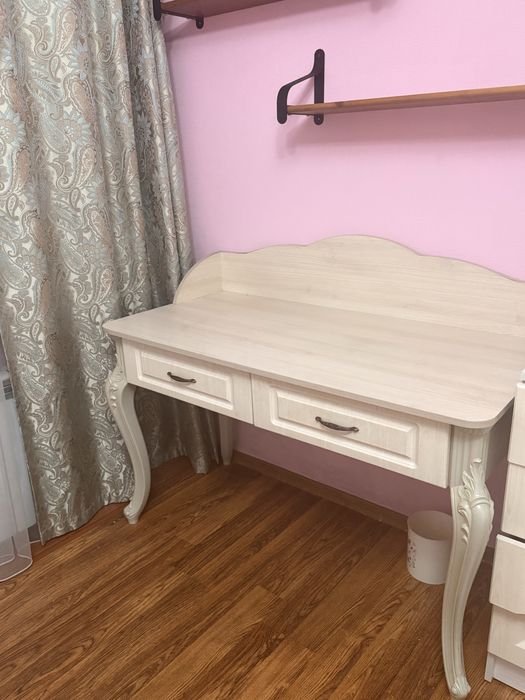 Стол в спальню белый