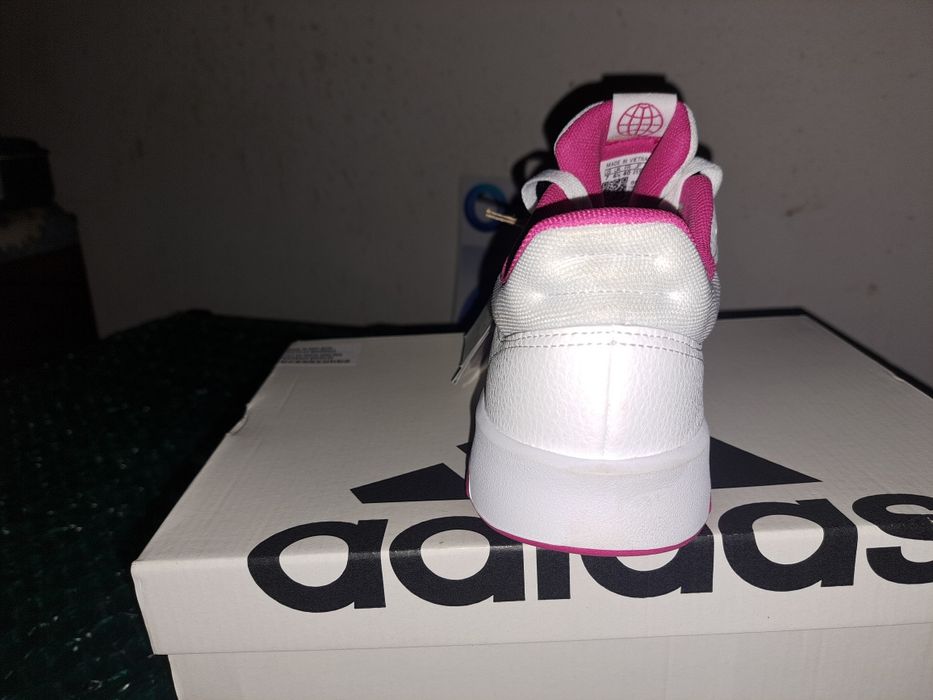 Pantofii:Adidași-marca adidas