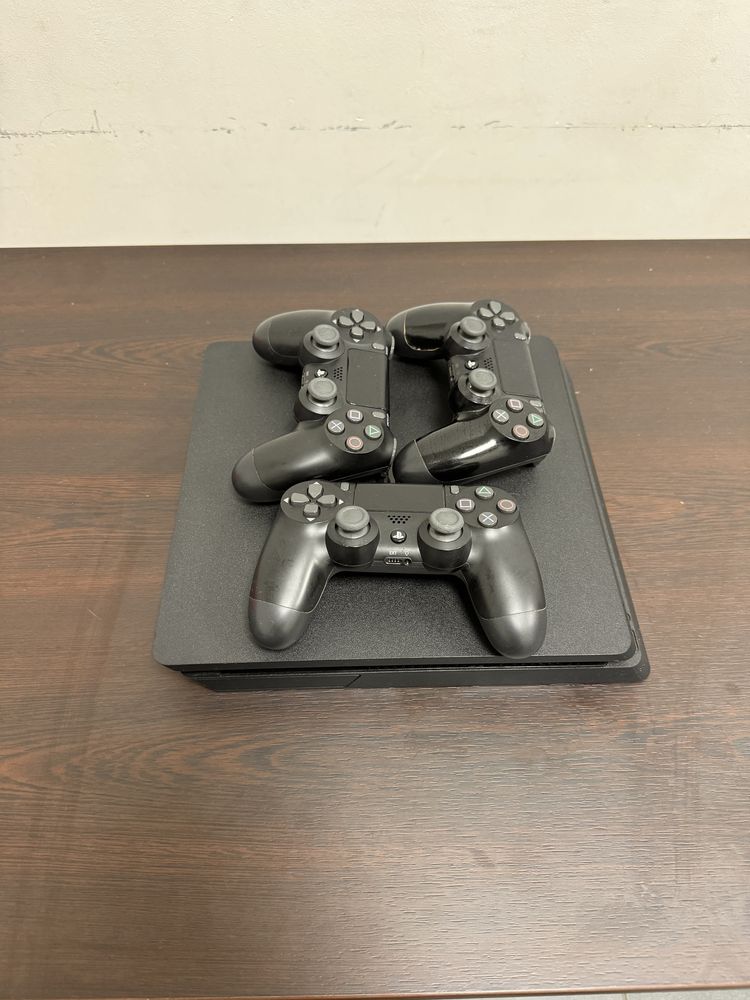 Playstation 4 slim 500 gb с три джойстика. Плейстейшън