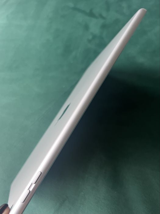Vând iPad 5th generation 128 GB