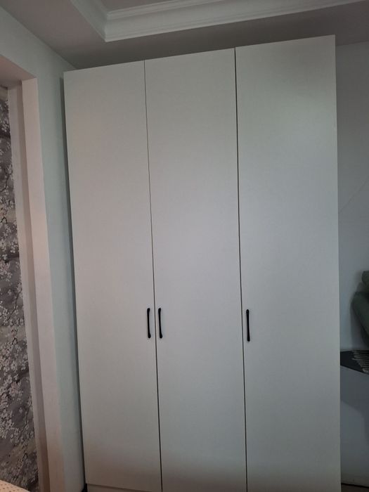 Продам белый шкаф