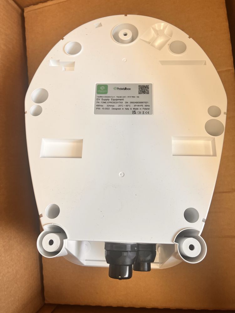 Esolution Prowallbox смарт зарядна станция за електромобили 22kW