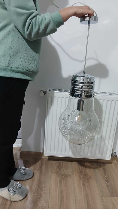 Lampa suspendata de senzatie