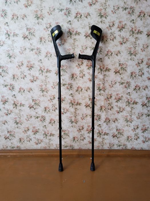 Костыли с опорой под локоть.