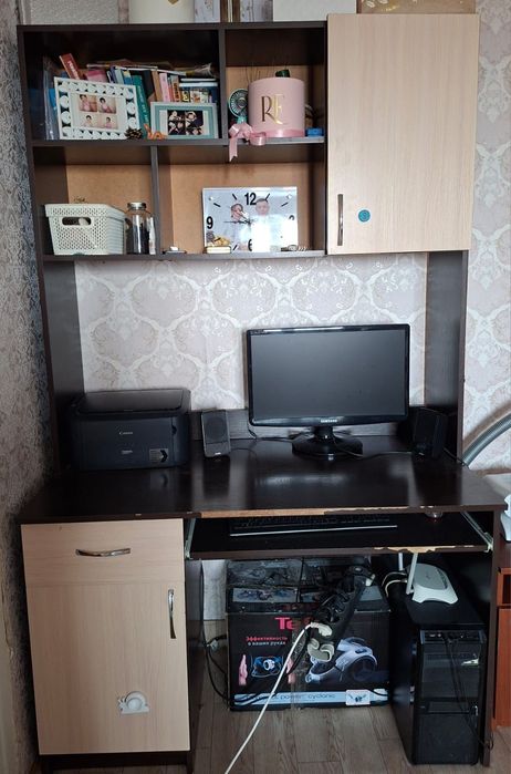 Компьютерный стол в отличном состоянии