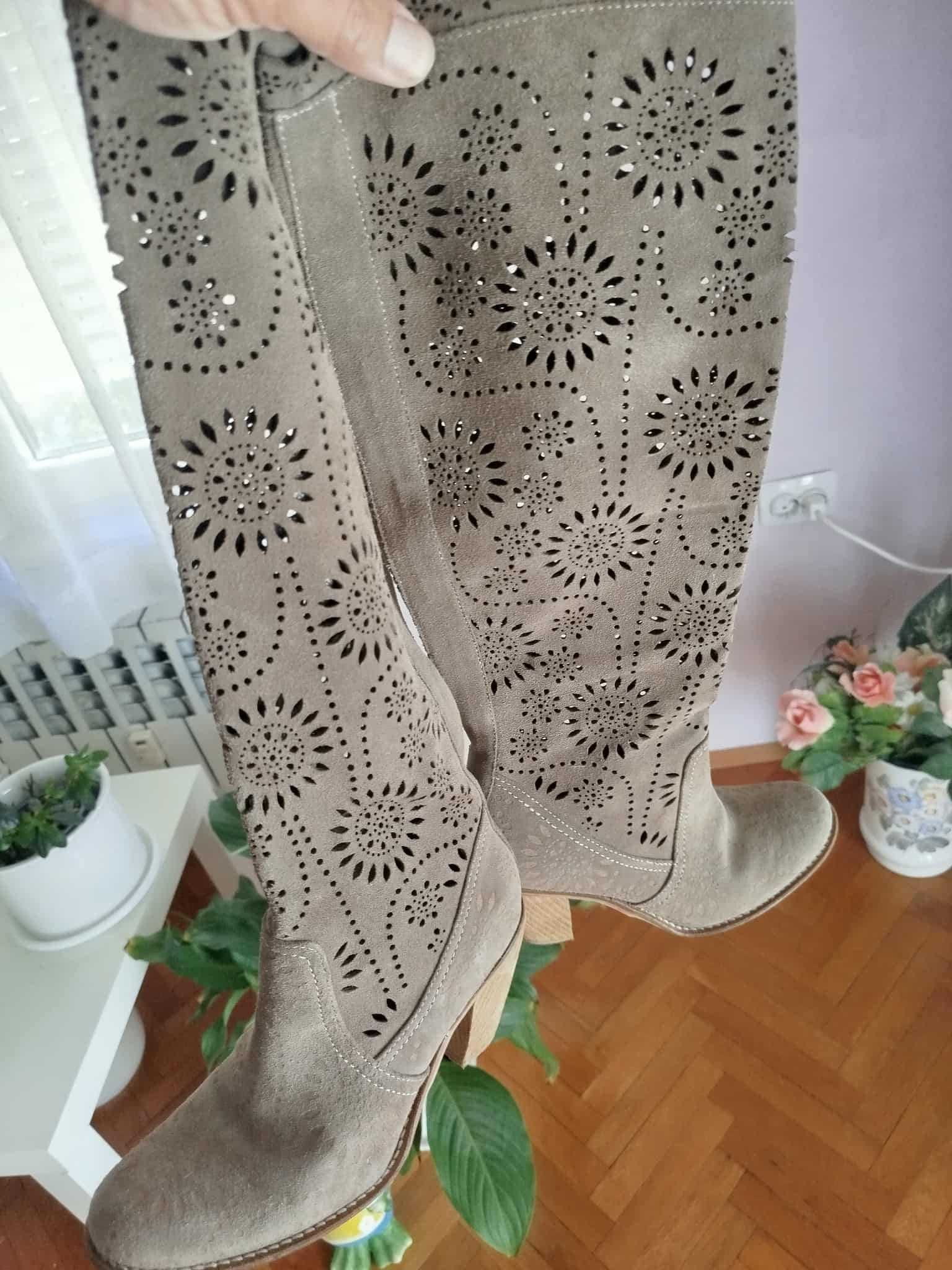 Модерни велурени ботуши