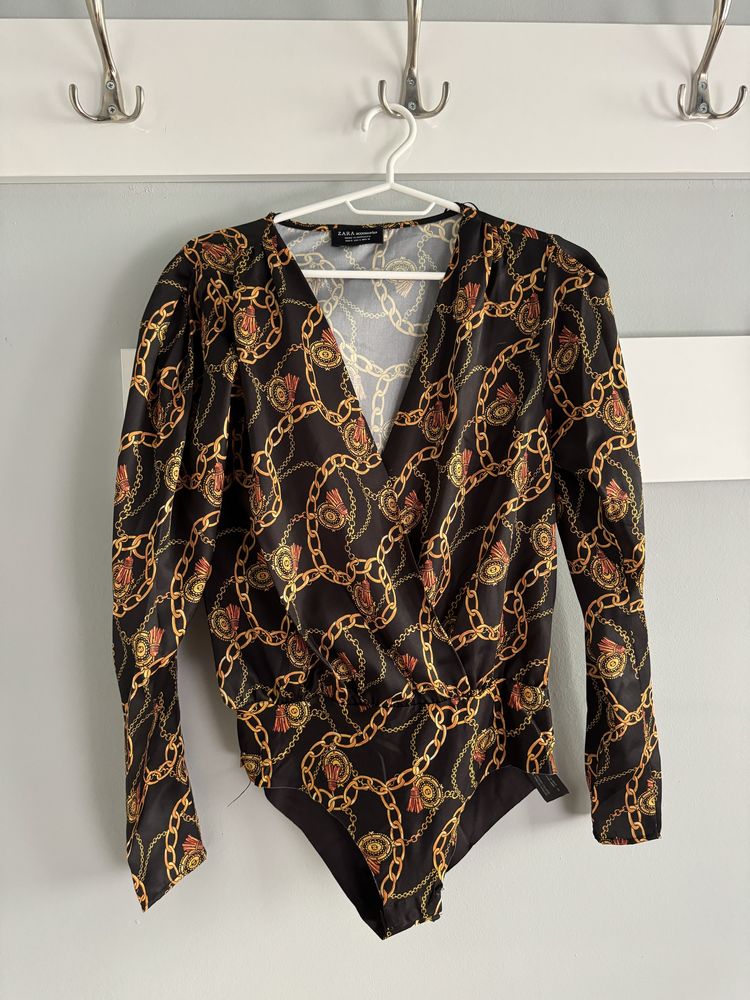 Zara елегантно сатенено бяло, черно боди