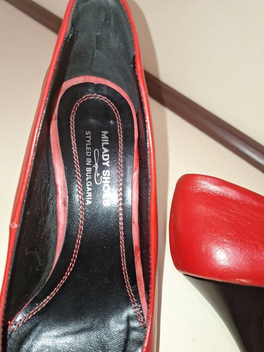 Продавам дамски кожени обувки